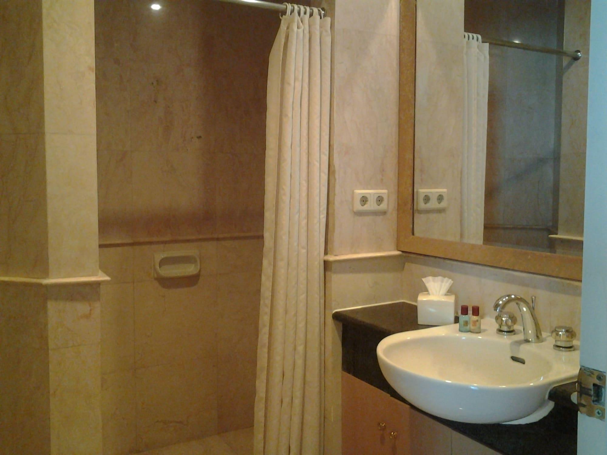 Batavia Hotel & Serviced Apartments Джакарта Экстерьер фото