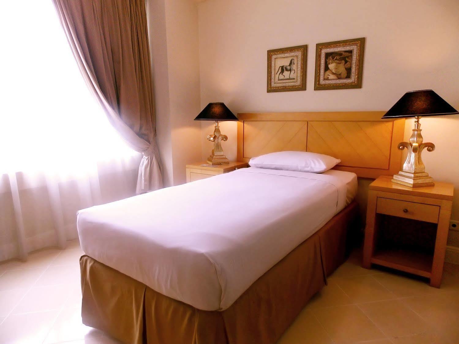 Batavia Hotel & Serviced Apartments Джакарта Экстерьер фото